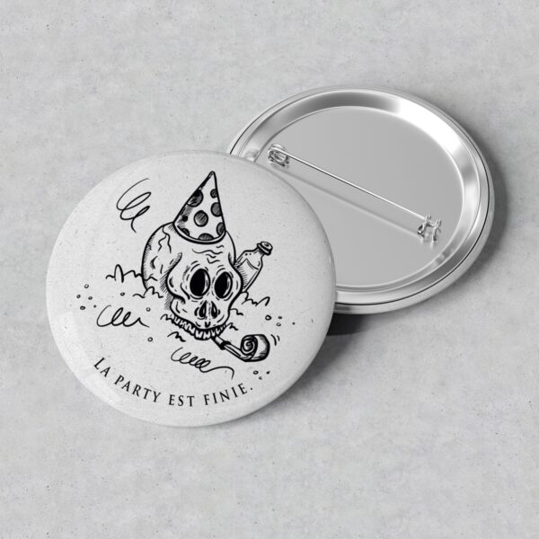 Gros badge "La Party est finie"