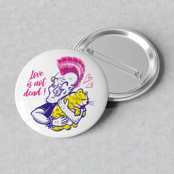 Gros badge "Love is not dead"