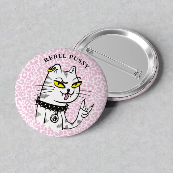 Gros badge "Rebel pussy"